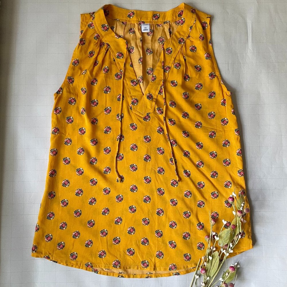 LIKE NEW Old Navy Yellow Sleeveless Top with Flower Design Size XS